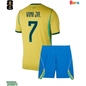 Brasilien Vinicius Junior #7 Replika Babytøj Hjemmebanesæt Børn VM 2026 Kortærmet (+ Korte bukser)